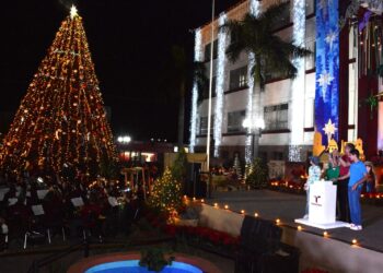 Encienden Américo Villarreal y su esposa María monumental pino navideño en Cd. Victoria