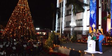 Encienden Américo Villarreal y su esposa María monumental pino navideño en Cd. Victoria