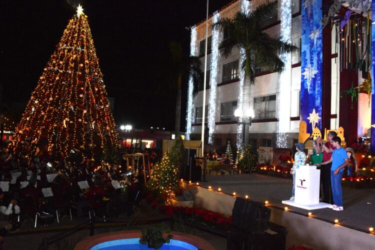 Encienden Américo Villarreal y su esposa María monumental pino navideño en Cd. Victoria