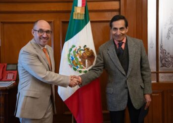 Comerciantes formalizan ante Hacienda compromiso para contener la inflación