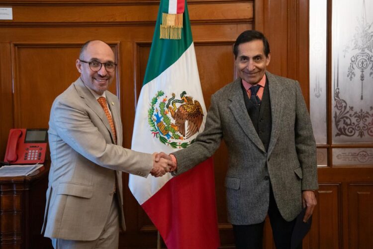 Comerciantes formalizan ante Hacienda compromiso para contener la inflación