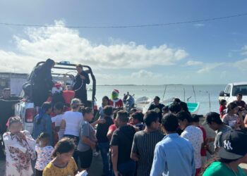 Menores de El Mezquital tienen convivencia navideña con la Guardia Estatal