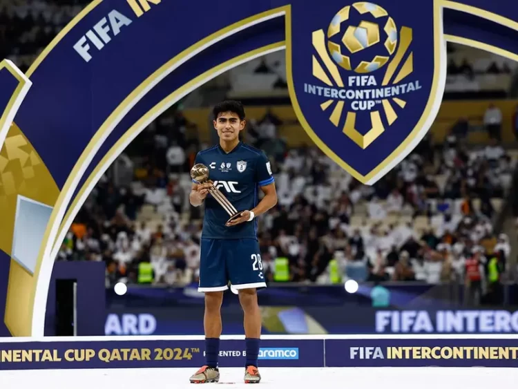 Elías Montiel del Pachuca gana el Balón de Bronce en Copa Internacional FIFA