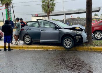 Jugador del Correcaminos estrella su auto Mazda en palmera de Av. José Sulaimán