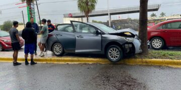 Jugador del Correcaminos estrella su auto Mazda en palmera de Av. José Sulaimán