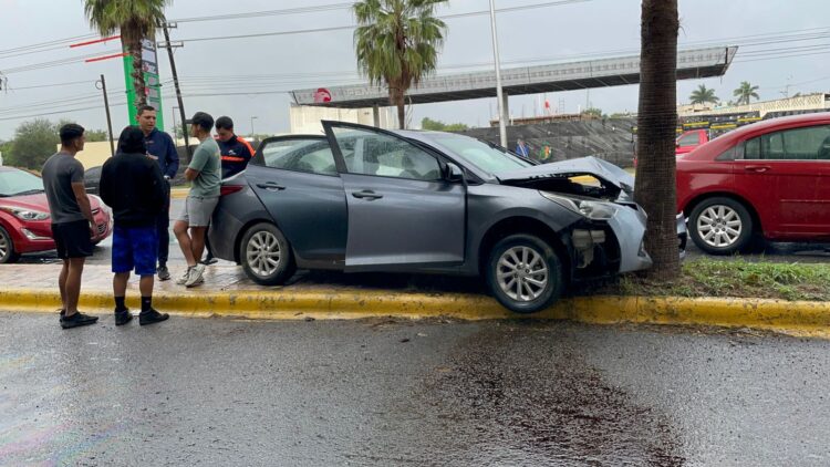 Jugador del Correcaminos estrella su auto Mazda en palmera de Av. José Sulaimán