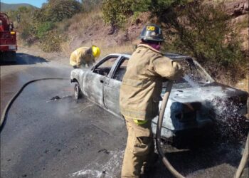 Auto consumido por el fuego en la carretera “Rumbo Nuevo”