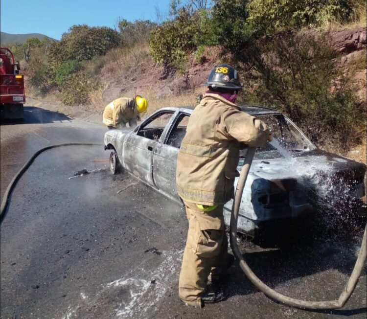 Auto consumido por el fuego en la carretera “Rumbo Nuevo”