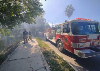 Bomberos atienden incendio en lecho del río San Marcos de Cd. Victoria