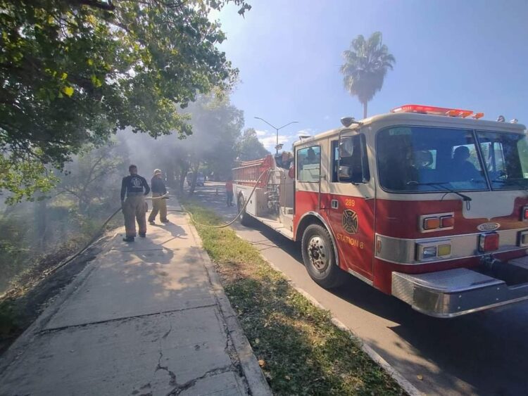 Bomberos atienden incendio en lecho del río San Marcos de Cd. Victoria