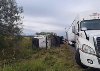 Vuelva tráiler cargado de limones en Libramiento de San Fernando, Tamaulipas
