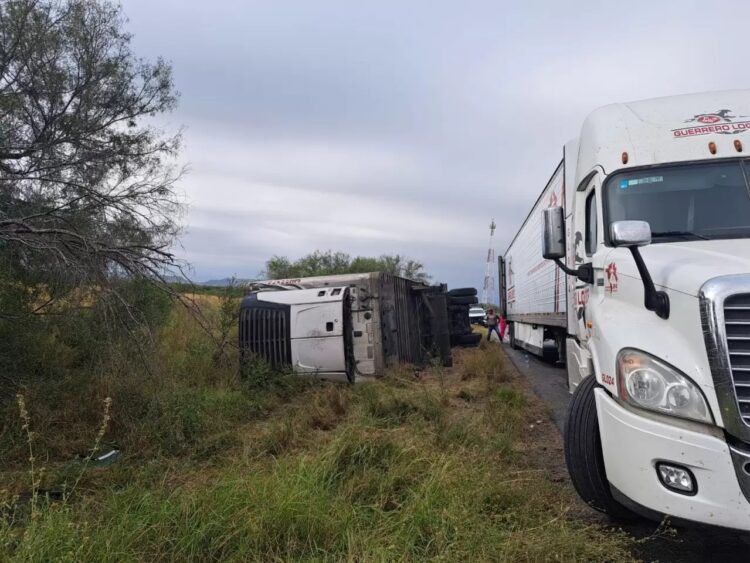 Vuelva tráiler cargado de limones en Libramiento de San Fernando, Tamaulipas