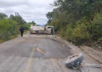 Vuelca una pipa cargada de combustible en carretera Tula-Ocampo