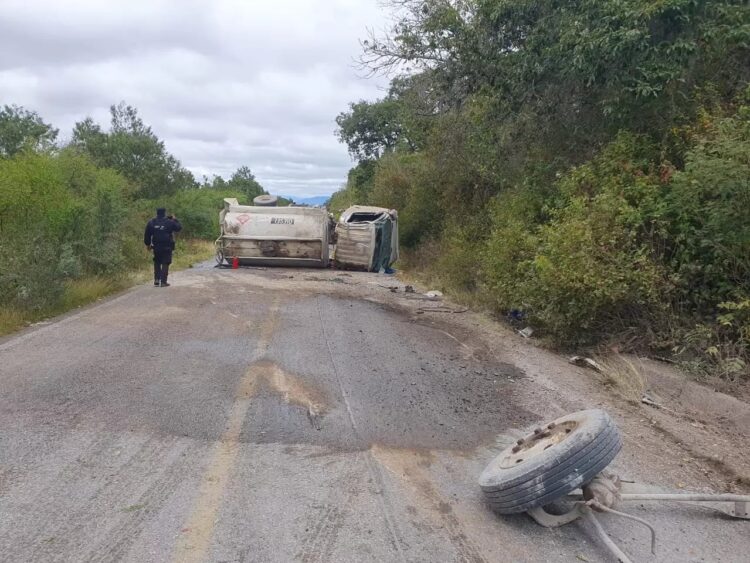 Vuelca una pipa cargada de combustible en carretera Tula-Ocampo