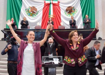 Rocío Nahle rinde protesta como primera gobernadora del vecino estado de Veracruz