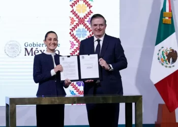 Sheinbaum firma decreto para proteger a la industria textil del país