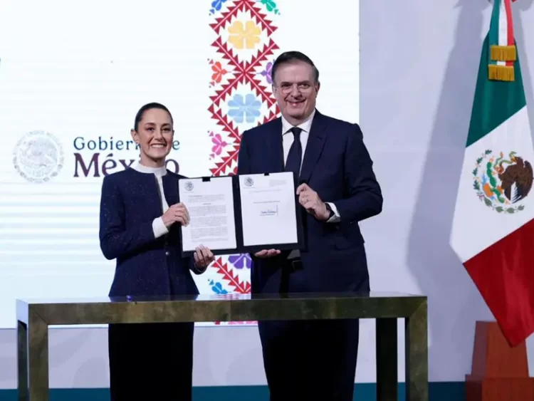 Sheinbaum firma decreto para proteger a la industria textil del país