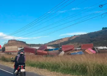 Descarrilamiento de tren de carga en Jalisco genera cierre de carretera y daños materiales