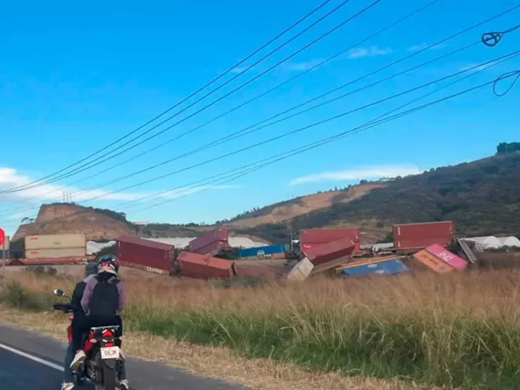 Descarrilamiento de tren de carga en Jalisco genera cierre de carretera y daños materiales