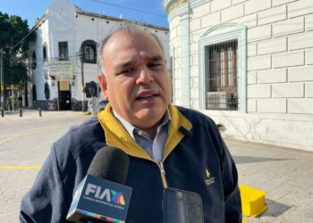 Retirarán vehículos mal estacionados en esquinas de las calles del centro de Victoria