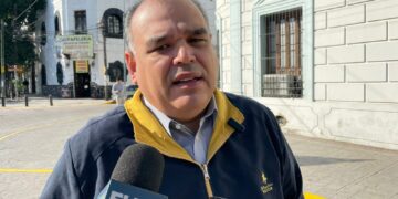 Retirarán vehículos mal estacionados en esquinas de las calles del centro de Victoria