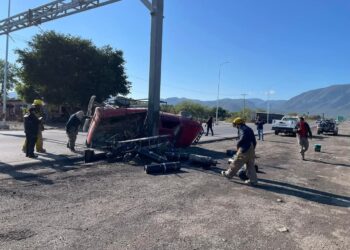 Tres heridos al volcar camioneta en la carretera Victoria-San Luis Potosí