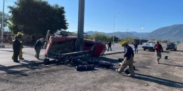 Tres heridos al volcar camioneta en la carretera Victoria-San Luis Potosí