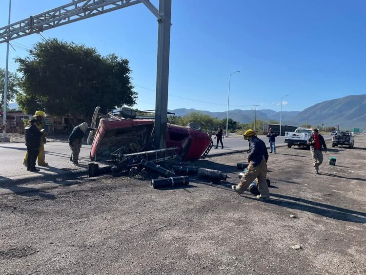 Tres heridos al volcar camioneta en la carretera Victoria-San Luis Potosí