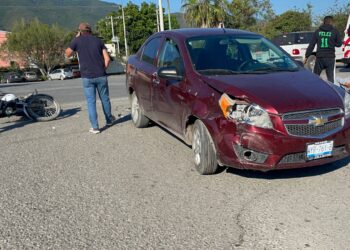 Motociclista se estrella contra auto que le cerró el paso