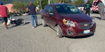 Motociclista se estrella contra auto que le cerró el paso