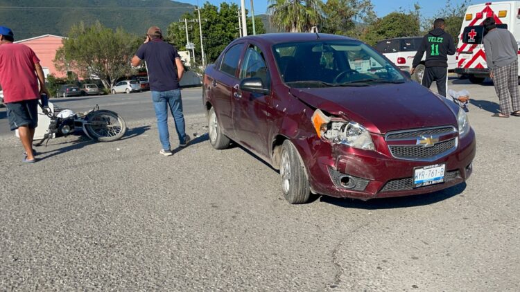 Motociclista se estrella contra auto que le cerró el paso