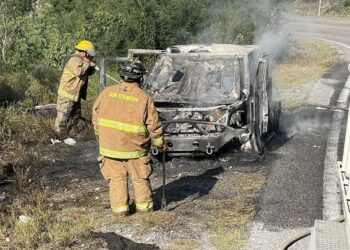 Se incendia vehículo en la carretera vieja Cd. Victoria-Tula