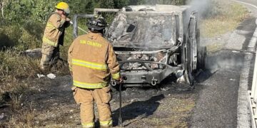 Se incendia vehículo en la carretera vieja Cd. Victoria-Tula