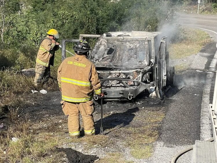 Se incendia vehículo en la carretera vieja Cd. Victoria-Tula