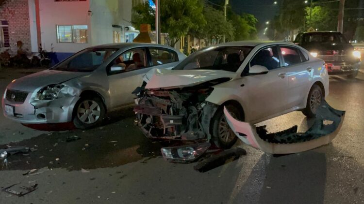 Fuerte encontronazo vehicular en el crucero de calles 16 y Zacatecas