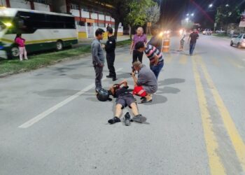 Motociclista se fractura rodilla al chocar contra auto en Calzada Tamatán