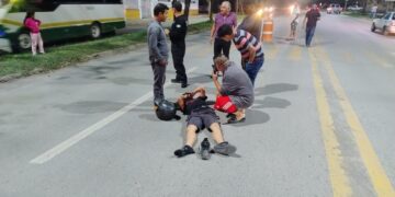 Motociclista se fractura rodilla al chocar contra auto en Calzada Tamatán
