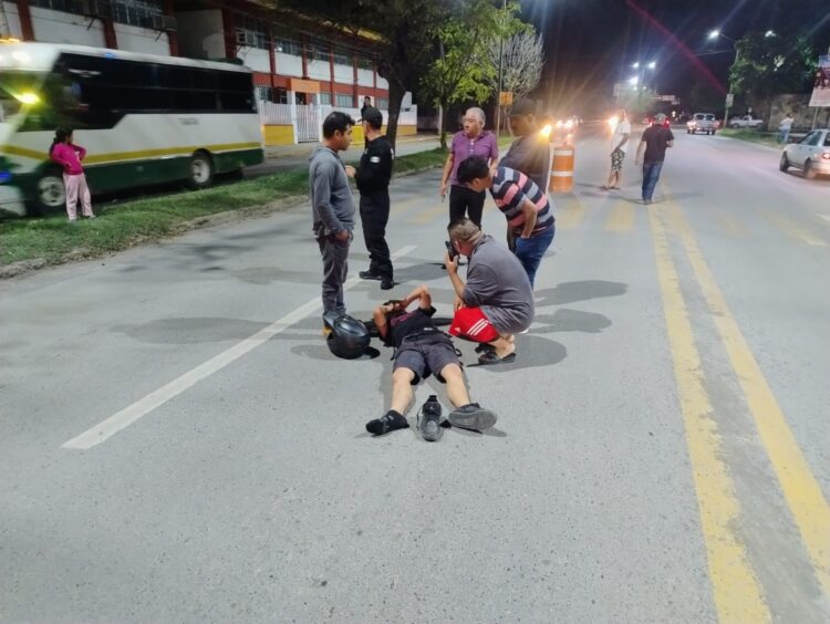 Motociclista se fractura rodilla al chocar contra auto en Calzada Tamatán