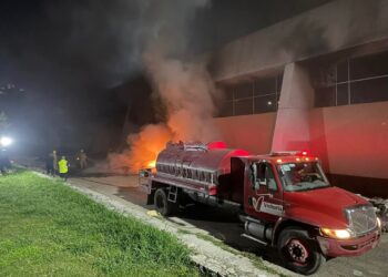 Fuerte incendio en Unidad Deportiva Siglo XXI por uso irresponsable de pirotecnia