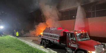 Fuerte incendio en Unidad Deportiva Siglo XXI por uso irresponsable de pirotecnia