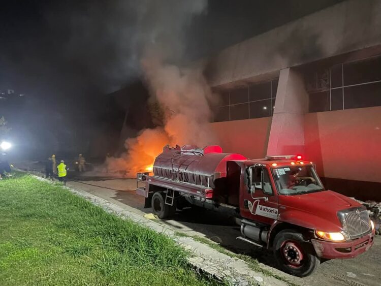 Fuerte incendio en Unidad Deportiva Siglo XXI por uso irresponsable de pirotecnia