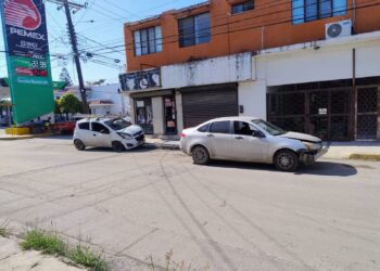 Mujer provoca choque en el crucero de las calles Guerrero y 21