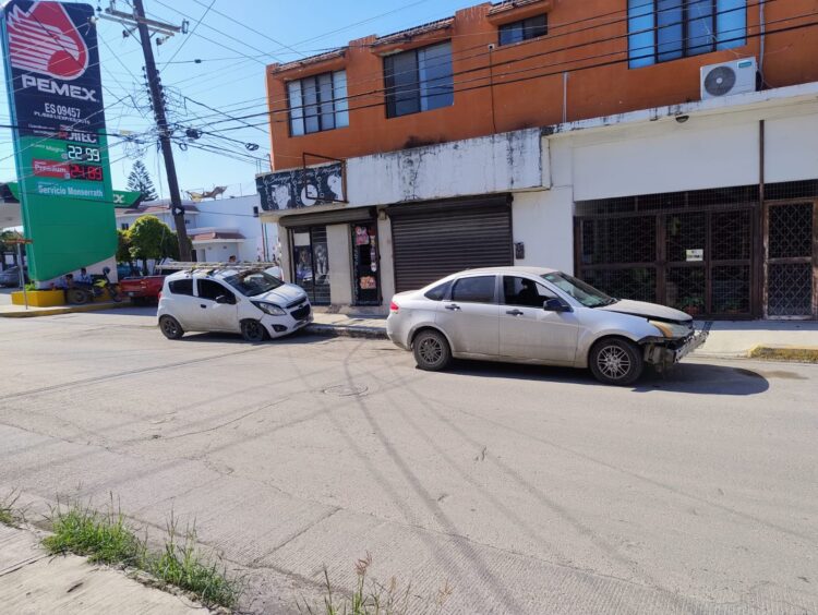 Mujer provoca choque en el crucero de las calles Guerrero y 21