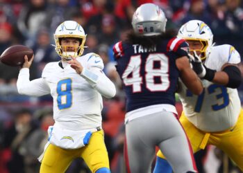 Chargers van a playoffs de la NFL; humillan a Patriots