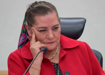 El INE “rompe el cochinito” para comprar chalecos rosas a capacitadores de elección judicial