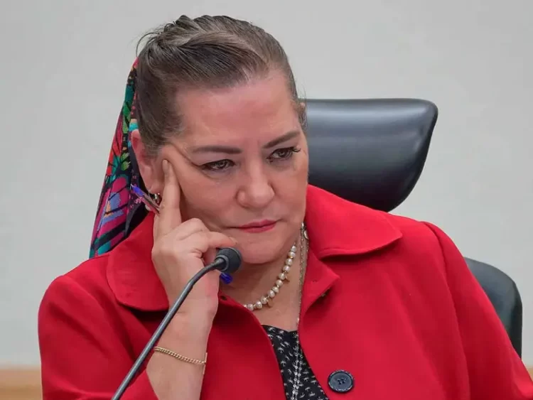 El INE “rompe el cochinito” para comprar chalecos rosas a capacitadores de elección judicial