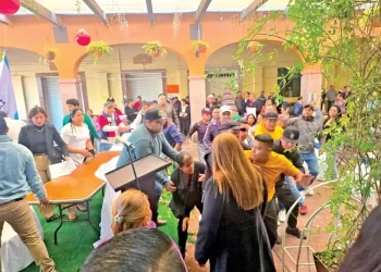 Reaparece alcalde; acusa persecución; denuncia secuestro de su hija