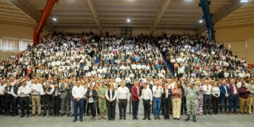 Gobernador de Tamaulipas y rector de la UAT entregan 5 mil computadoras a estudiantes y docentes