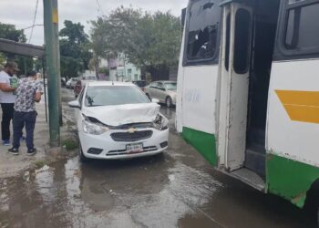Estrella su auto contra un microbús en las calles 31 y Guerrero