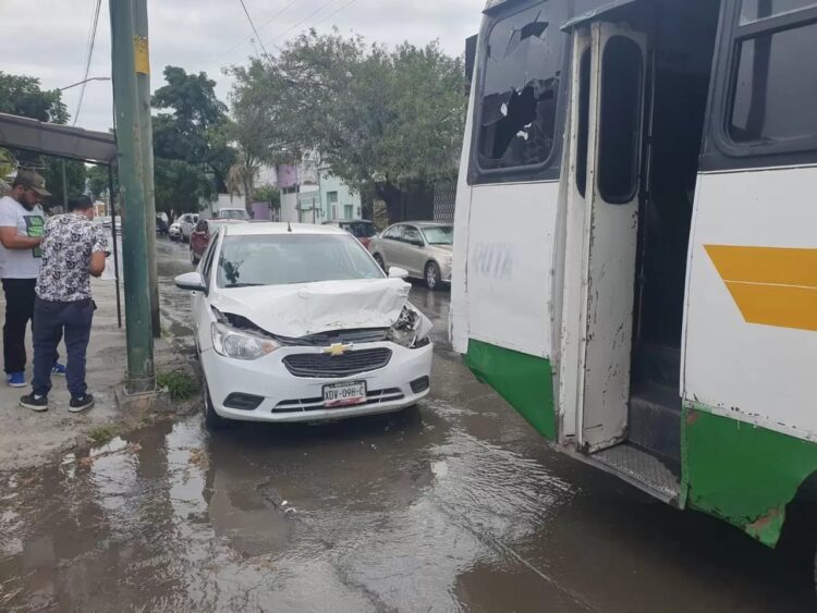 Estrella su auto contra un microbús en las calles 31 y Guerrero
